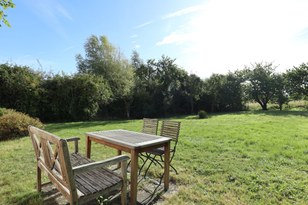 Schwanhaus - Blick auf die Terrasse und das große Grundstück