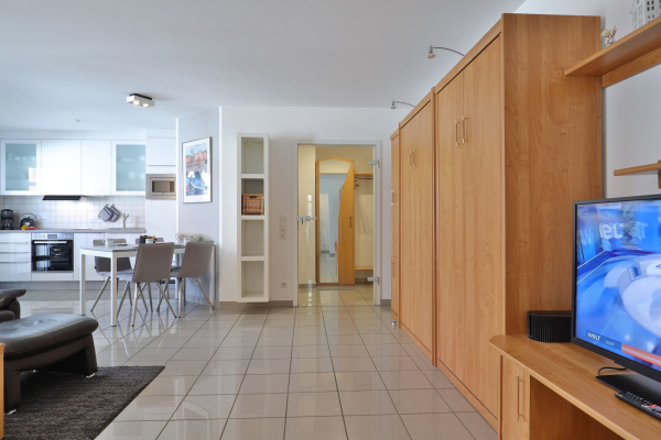 Haus am Meer, Whg.06 - Blick in den offenen Wohn-/ Essbereich mit TV