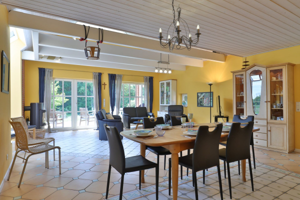 Landhaus Uhlenbusch - Blick auf den offenen Wohn-/Essbereich mit Terrassenzugang