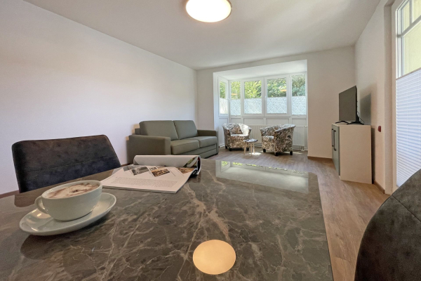 Waldfrieden Whg. 8 - Blick auf den offenen Wohn-/ Essbereich mit Balkonzugang