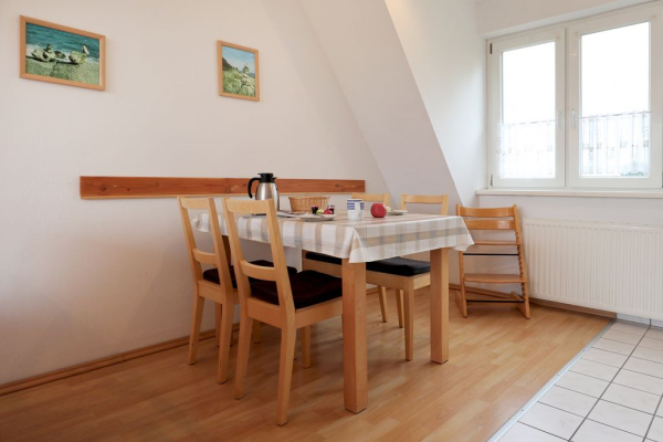 Blick auf den offenen Essbereich mit einem Tisch und 4 Stühlen