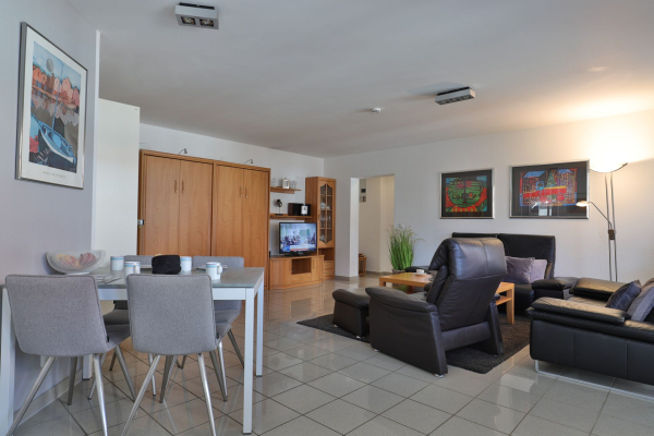 Haus am Meer, Whg.06 - Blick in den offenen Wohn-/ Essbereich mit TV
