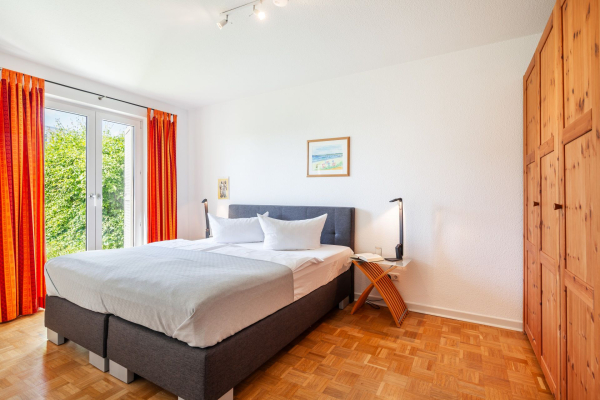 Seeschwalbe Whg.03 - Blick in das Schlafzimmer mit Boxspringbett