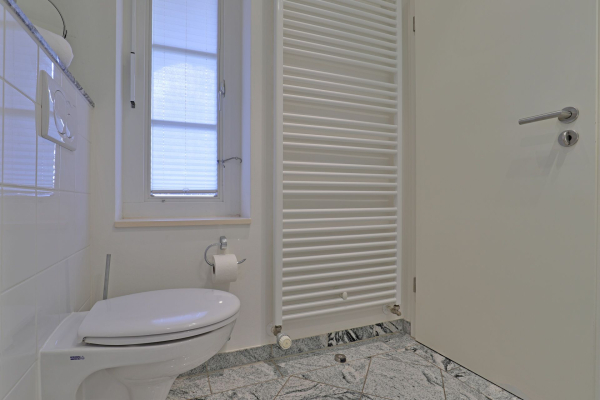 Villa Höger Whg.6 - Blick in das Tageslichtbad mit Dusche