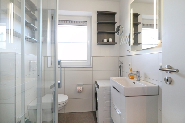 Goosbrink Whg. 30 - Blick in das Tageslichtbad mit Dusche und Waschmaschine