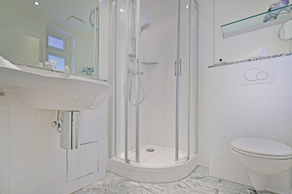 Villa Höger Whg.6 - Blick in das Tageslichtbad mit Dusche