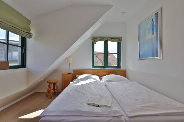 Traveblick - Blick in das Schlafzimmer mit einem Doppelbett