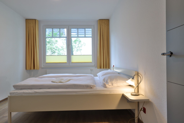 Waldfrieden Whg.2 - Blick in das Schlafzimmer mit einem großen Doppelbett