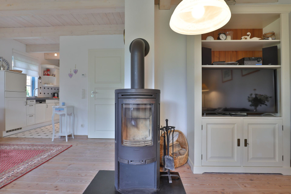Sternschnuppe - Blick vom Sofa auf den Kaminofen und TV