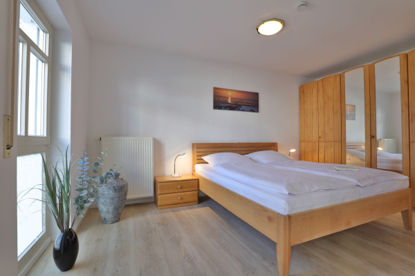 Haus am Meer, Whg.2 - Blick in das Schlafzimmer mit einem Doppelbett