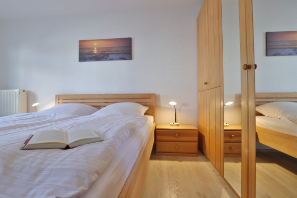 Haus am Meer, Whg.2 - Blick in das Schlafzimmer mit einem Doppelbett