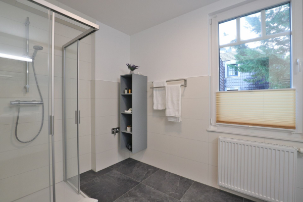 Waldfrieden Whg. 8 - Blick in das Tageslichtbad mit Dusche