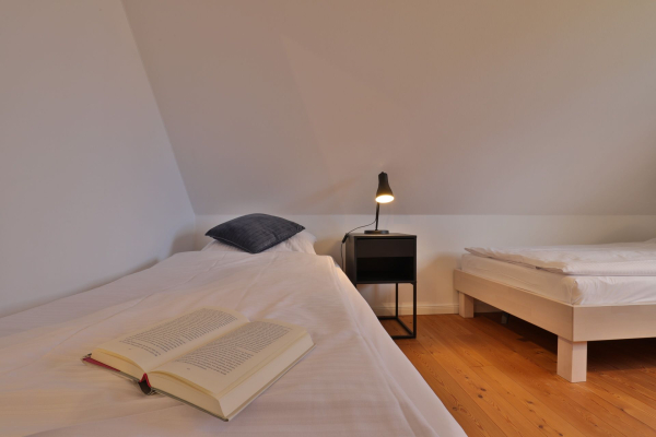 Ruhe-Insel Ferienhaus - Blick in das Schlafzimmer mir 2 Einzelbetten im OG