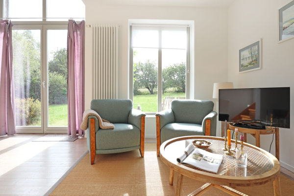 Schwanhaus - Blick vom Sofa auf den TV und die Natur