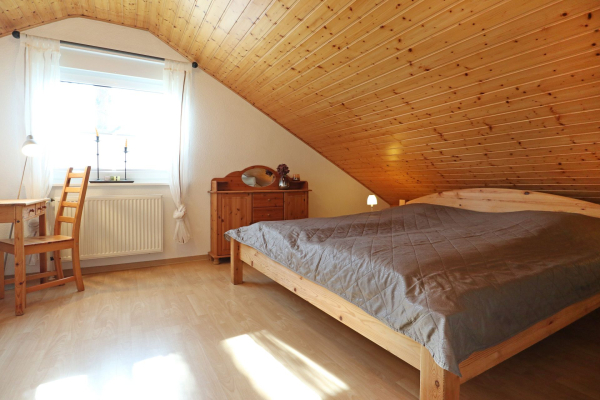 Urlauberdorf 23a - Blick in das Schlafzimmer im OG