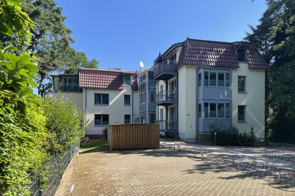 Haus Waldfrieden - Blick auf das Haus von der Mittelpromenade   Stellpätze