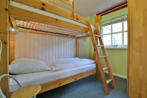 Landhaus Uhlenbusch - Blick in ein Schlafzimmer mit Etagenbett im EG