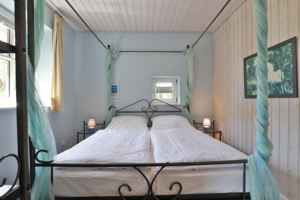 Landhaus Uhlenbusch - Blick in das Schlafzimmer mit Doppelbett (140x200) im EG