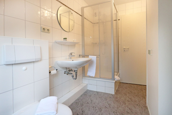Mariannenweg Whg.13 - Blick in das Tageslichbad mit Dusche