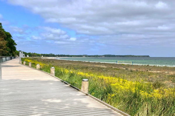 Boltenhagen - Blick auf die Dünenpromenade und die Steilküste