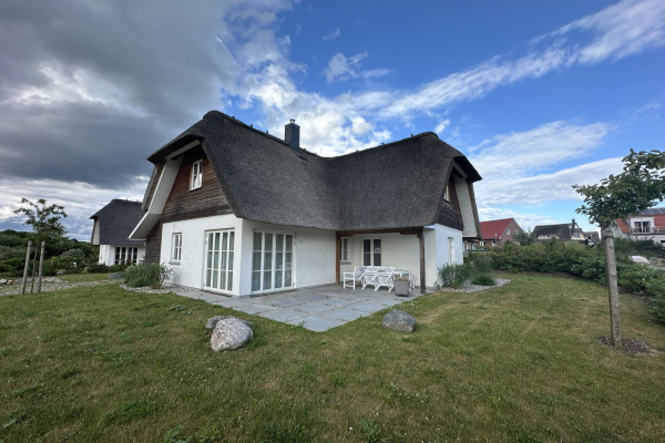 Möwennest - Blick auf dass wunderschöne Ferienhaus unter Reet