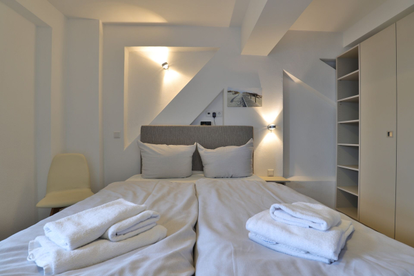 Ohlerich Speicher App.45 - kleiner Schlafbereich mit Doppelbett und TV