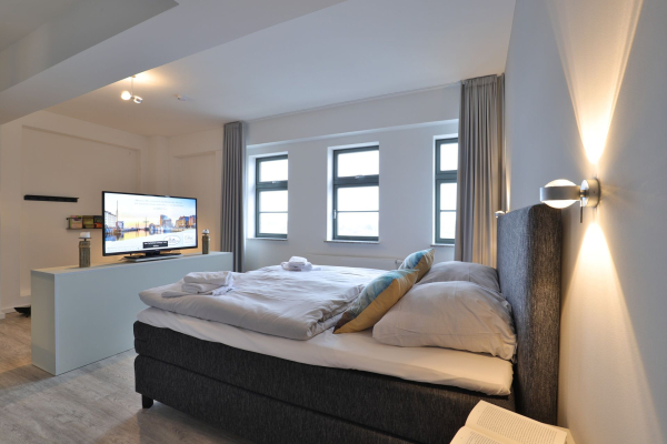 Ohlerich Speicher App.47 - Blick in das Schlafzimmer mit Fernseher