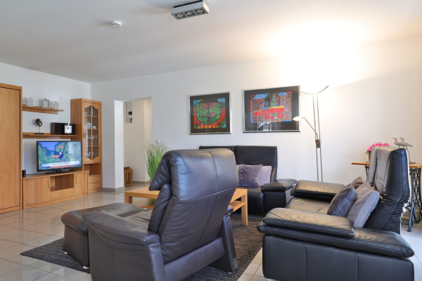 Haus am Meer, Whg.06 - Blick in den offenen Wohn-/ Essbereich mit TV