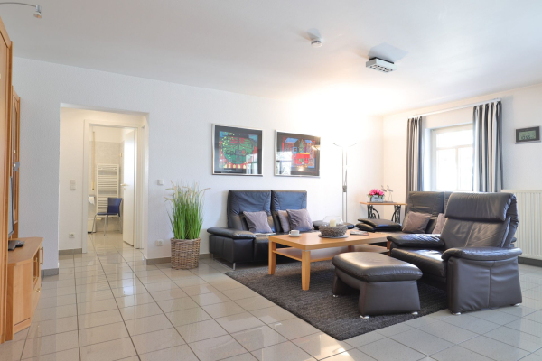 Haus am Meer, Whg.06 - Blick in den offenen Wohnbereich mit TV