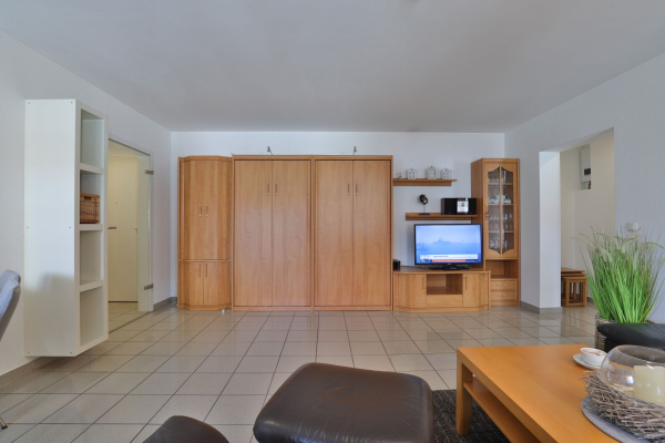 Haus am Meer, Whg.06 - Blick vom Sofa auf die Schrankbetten und den TV