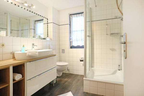 Papillon Whg. 12/4 - Blick in das Tageslichtbad mit Dusche