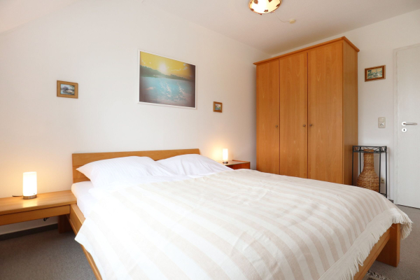 Haffblick Whg.14 - Blick in das Schlafzimmer mit einem Doppelbett