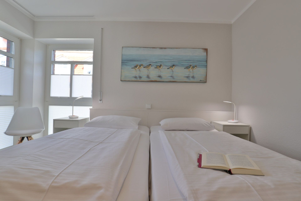 Haus am Meer, Whg.06 - Blick in das Schlafzimmer mit einem schönen Doppelbett