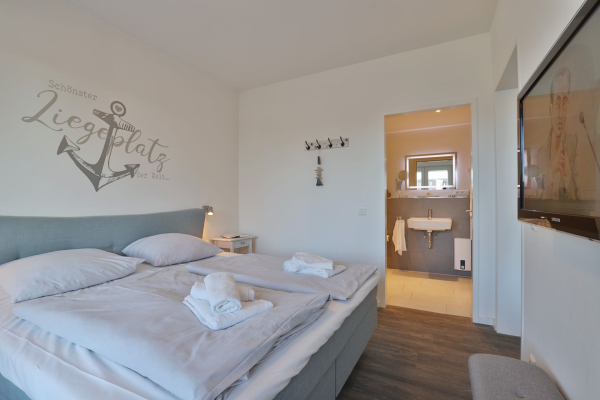 Hafenspitze App. 09 - Blick in das Schlafzimmer mit 2.TV