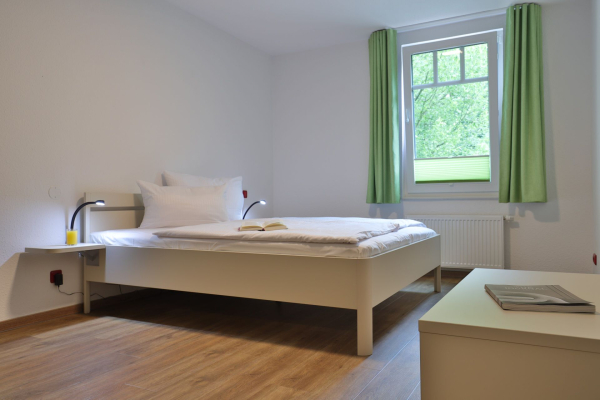 Waldfrieden Whg. 8 - Blick in das Schlafzimmer mit einem Doppelbett