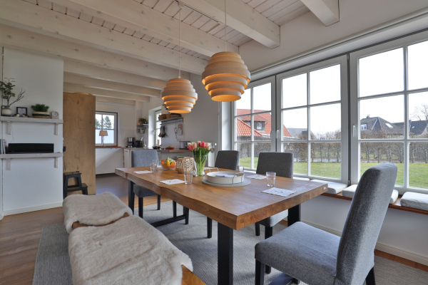 Ruhe-Insel Ferienhaus - Blick auf den offenen Essbereich mit Küchenzeile