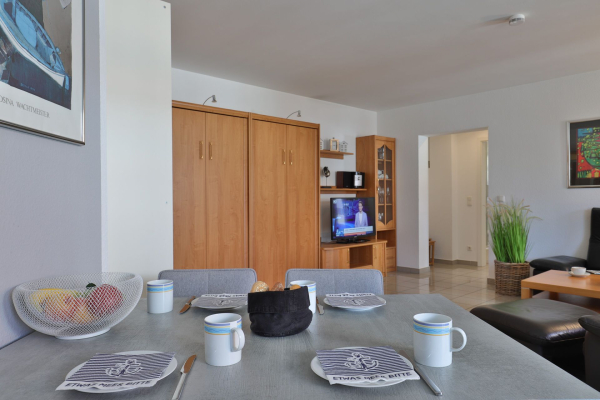Haus am Meer, Whg.06 - Blick in den offenen Wohn-/ Essbereich mit TV