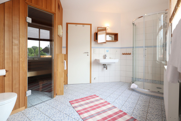 Löönboom - Blick in das Tageslichbad mit Dusche