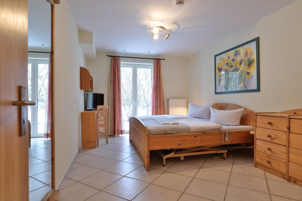 Waterkant 24 - Blick in das große Schlafzimmer mit elektr. verstellbarem Bett