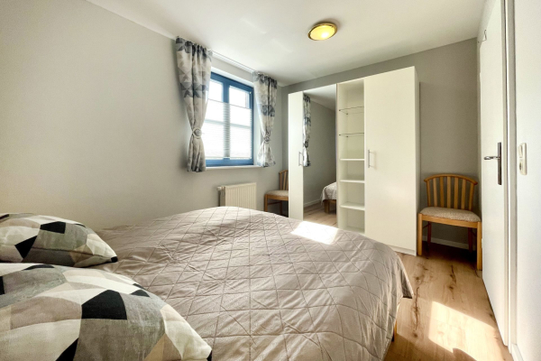 Papillon 7/1 - Blick in das Schlafzimmer mit einem großen Kleiderschrank