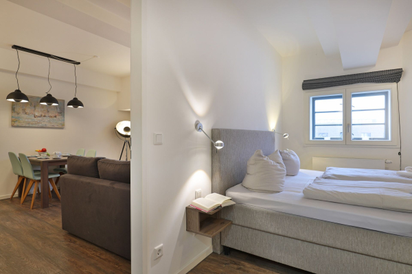 Ohlerich Speicher App. 04 - Blick in das Schlafzimmer mit einem Boxspringbett