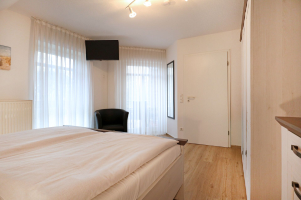 Haus am Meer App.7 - Blick in das Schlafzimmer mit einem Doppelbett