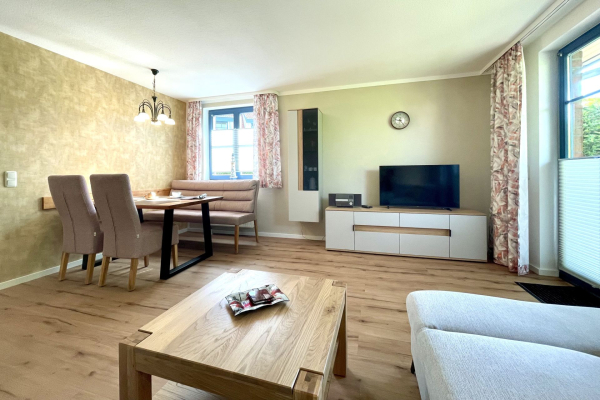 Papillon 7/1 - Blick vom Sofa auf den Essbereich und TV