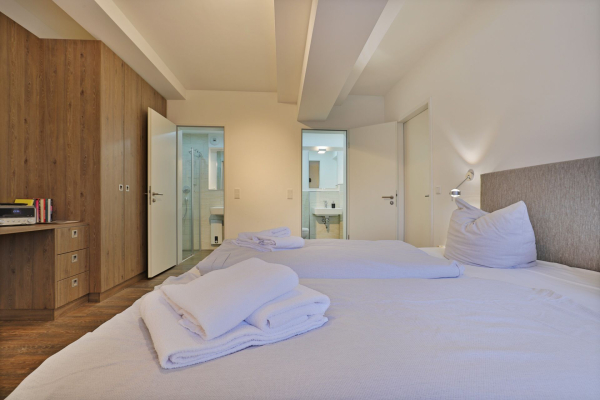 Ohlerich Speicher App. 04 - Blick in das Schlafzimmer mit einem Boxspringbett