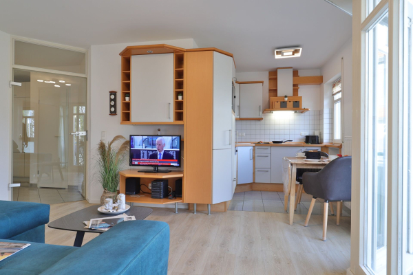 Haus am Meer, Whg.2 - Blick auf den offenen Wohn-/Essbereich mit Küchenzeile