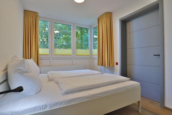 Waldfrieden Whg. 4 - Blick in das Schlafzimmer mit einem Doppelbett