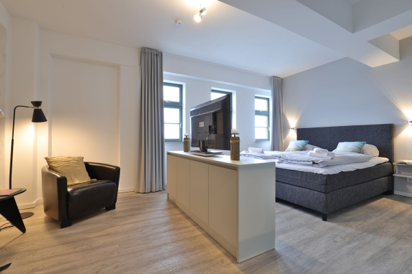 Ohlerich Speicher App.47 - Blick in das Schlafzimmer mit Fernseher