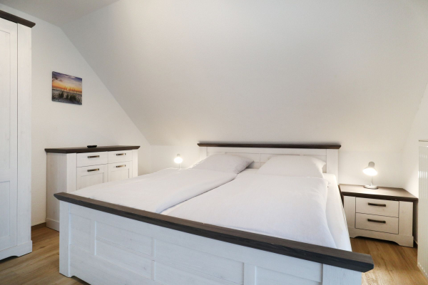 Haus am Meer App.7 - Blick in das Schlafzimmer mit einem Doppelbett