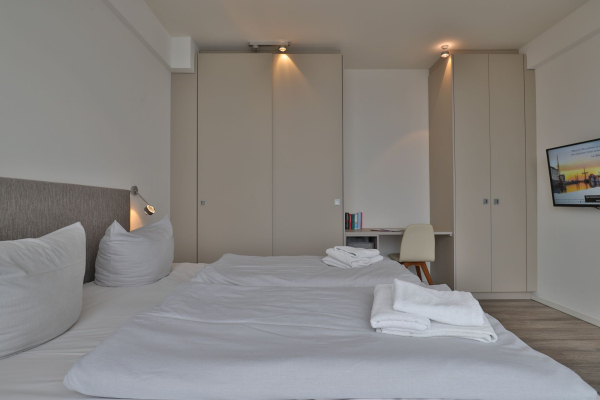 Ohlerich Speicher App.45 - kleiner Schlafbereich mit Doppelbett und TV