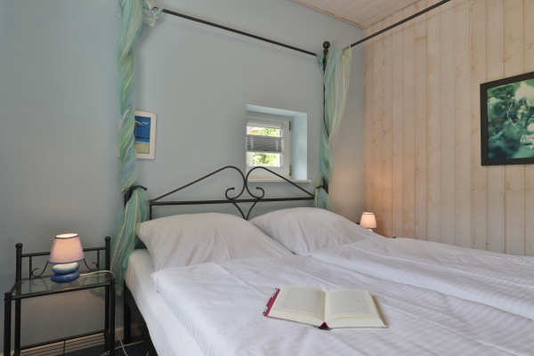 Landhaus Uhlenbusch - Blick in das Schlafzimmer mit Doppelbett (140x200) im EG